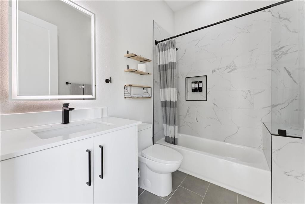 1512 Seegar Street, Unit 101 Dallas, TX 75215 - Photo 19 of 31 a bathroom with a sink a toilet and a bathtub