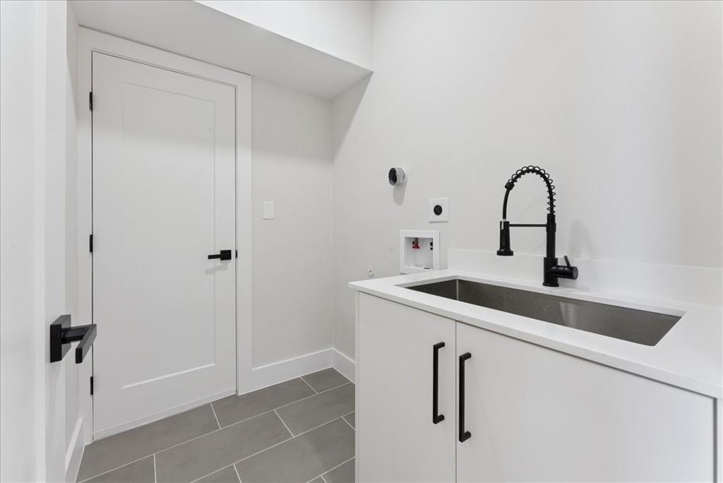 1512 Seegar Street, Unit 101 Dallas, TX 75215 - Photo 20 of 31 a close view of a sink a counter and shower in a bathroom
