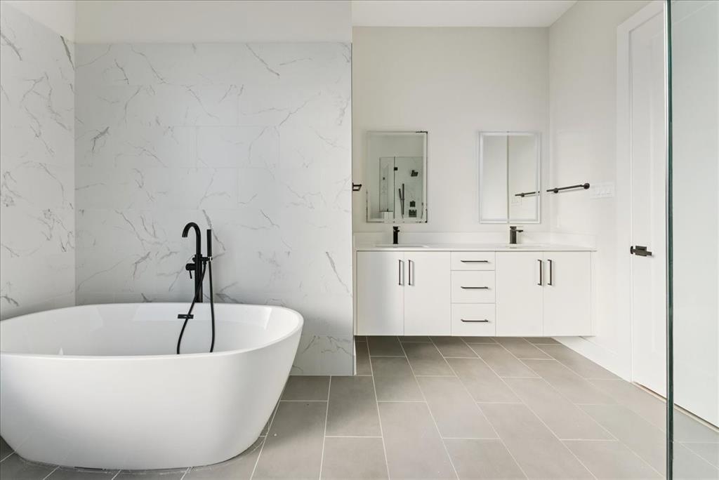 1512 Seegar Street, Unit 101 Dallas, TX 75215 - Photo 25 of 31 a view of a bathtub in bathroom