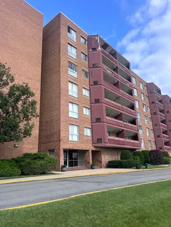 $79,900 | 100 Park Avenue, Unit 205, Calumet City, IL 60409