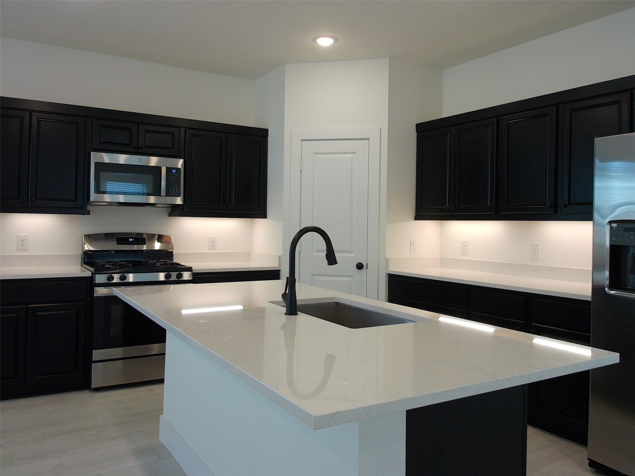 19293 Hazel Firs Court Magnolia, TX 77355 - Photo 5 of 36 a kitchen with a stove and a microwave
