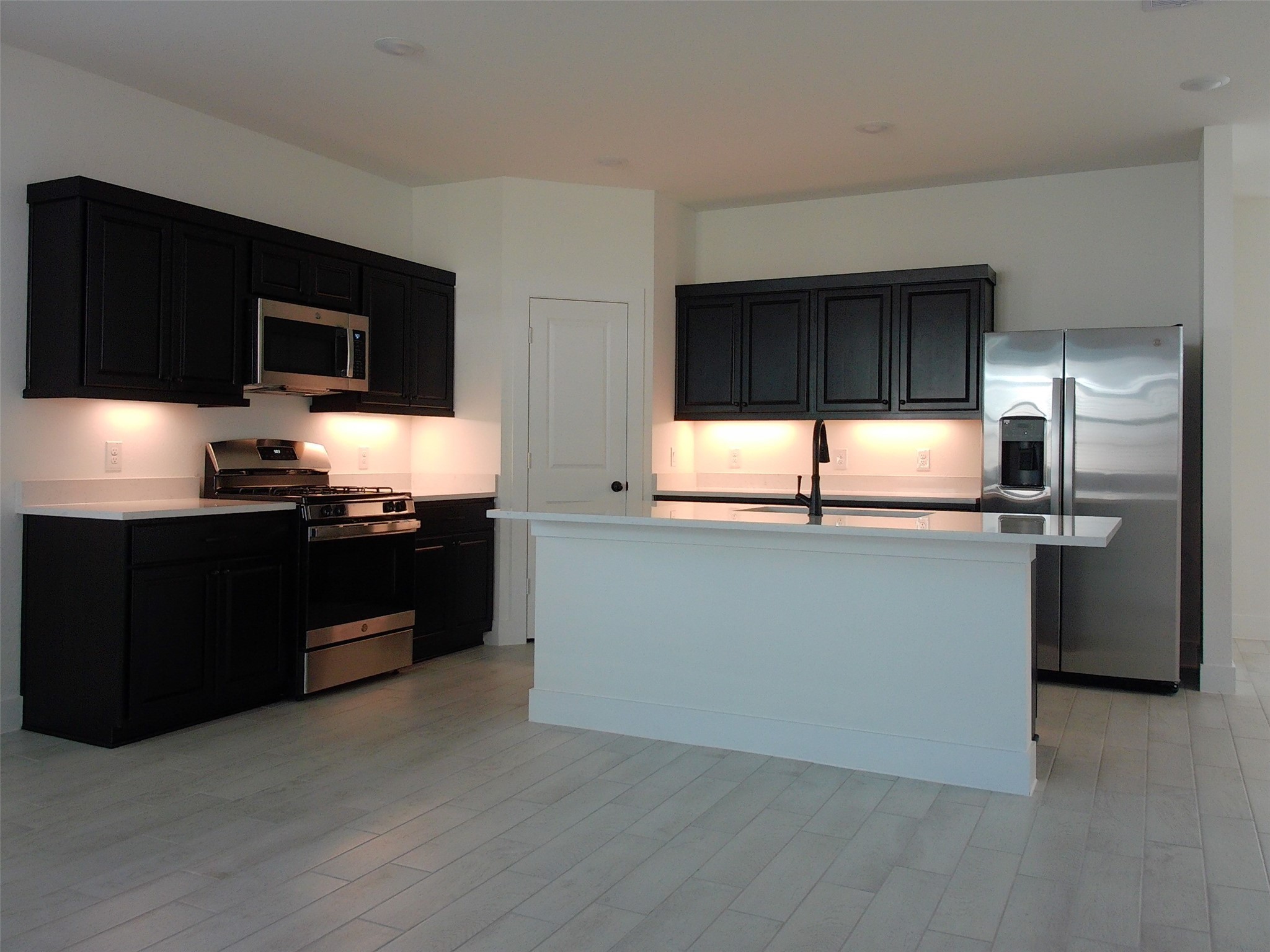 19293 Hazel Firs Court Magnolia, TX 77355 - Photo 8 of 36 a kitchen with kitchen island stainless steel appliances a sink stove and refrigerator