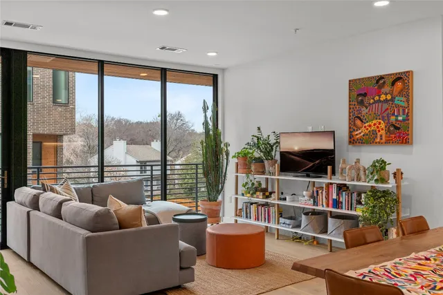 $4,300 | 900 South 1st Street, Unit 213, Austin, TX 78704