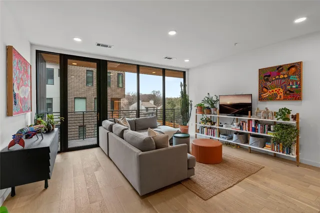 $4,300 | 900 South 1st Street, Unit 213, Austin, TX 78704