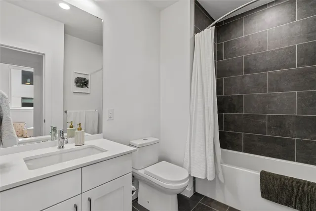 $4,300 | 900 South 1st Street, Unit 213, Austin, TX 78704