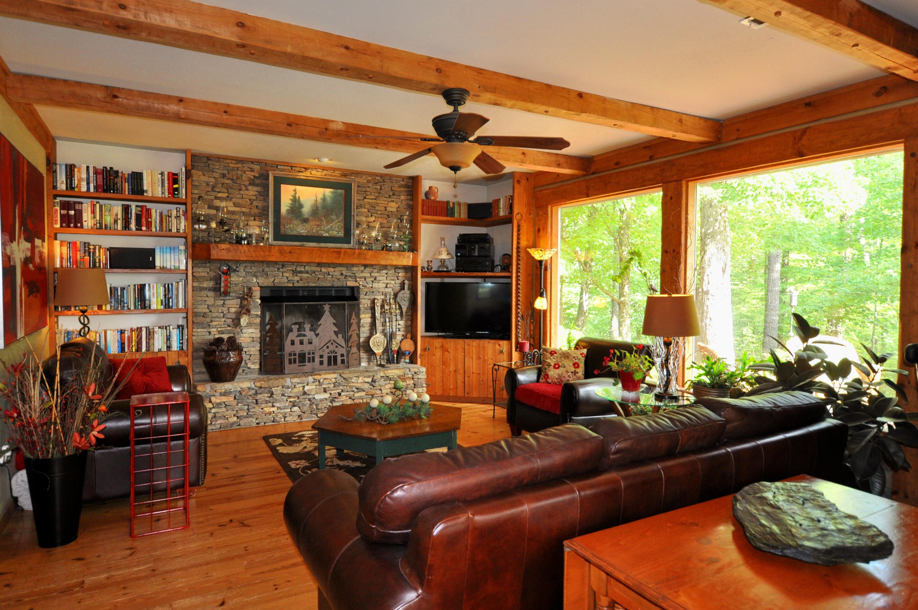 1057 Carrs Creek Road Townsend, TN 37882 - Photo 10 of 32 Main level living room