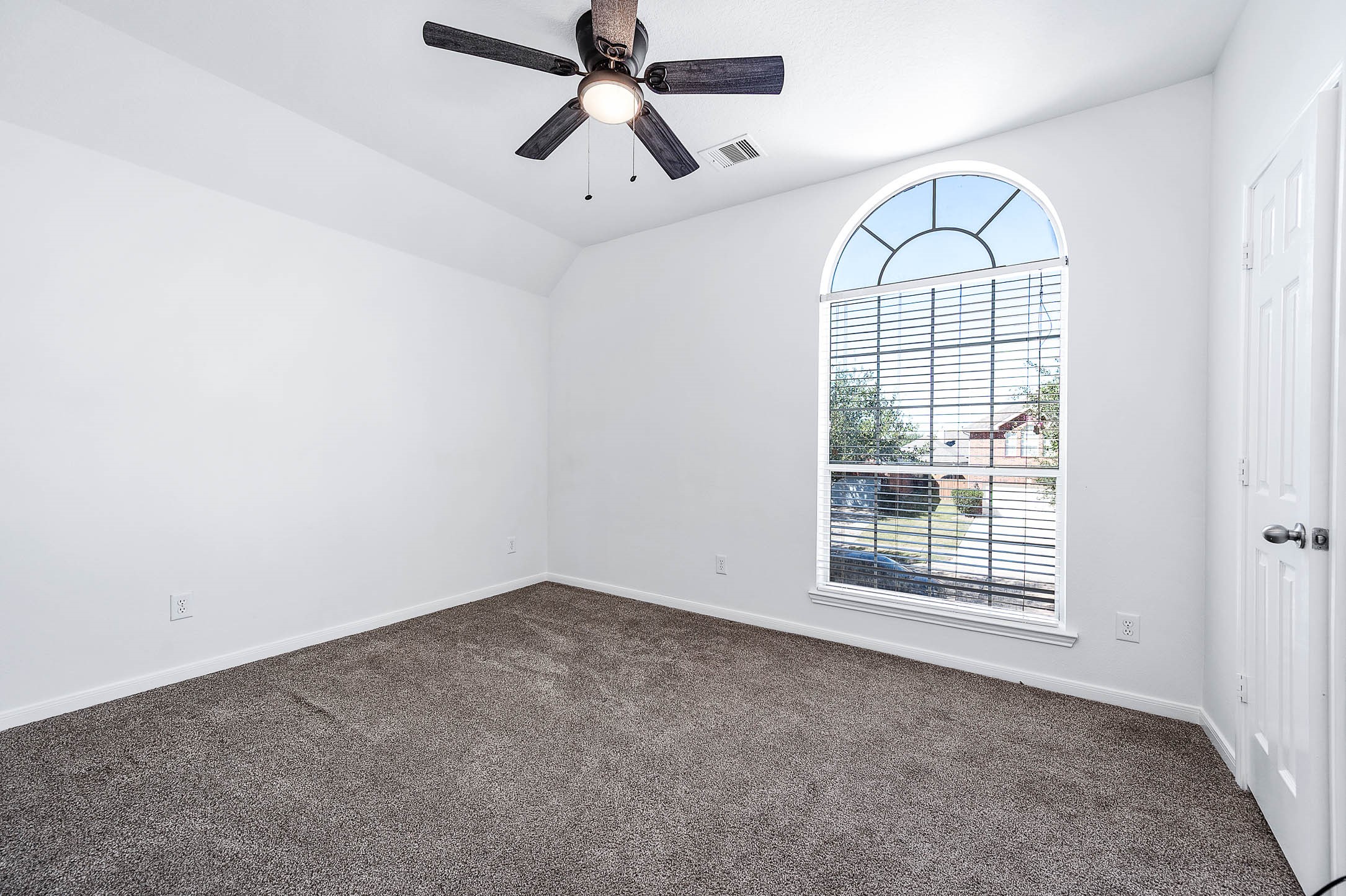 13402 Timber Oak Court Rosharon, TX 77583 - Photo 29 of 34 an empty room with windows and fan