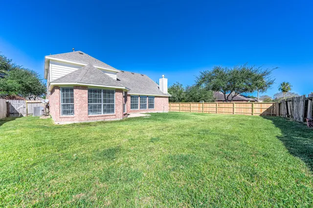 a view of a house with backyard