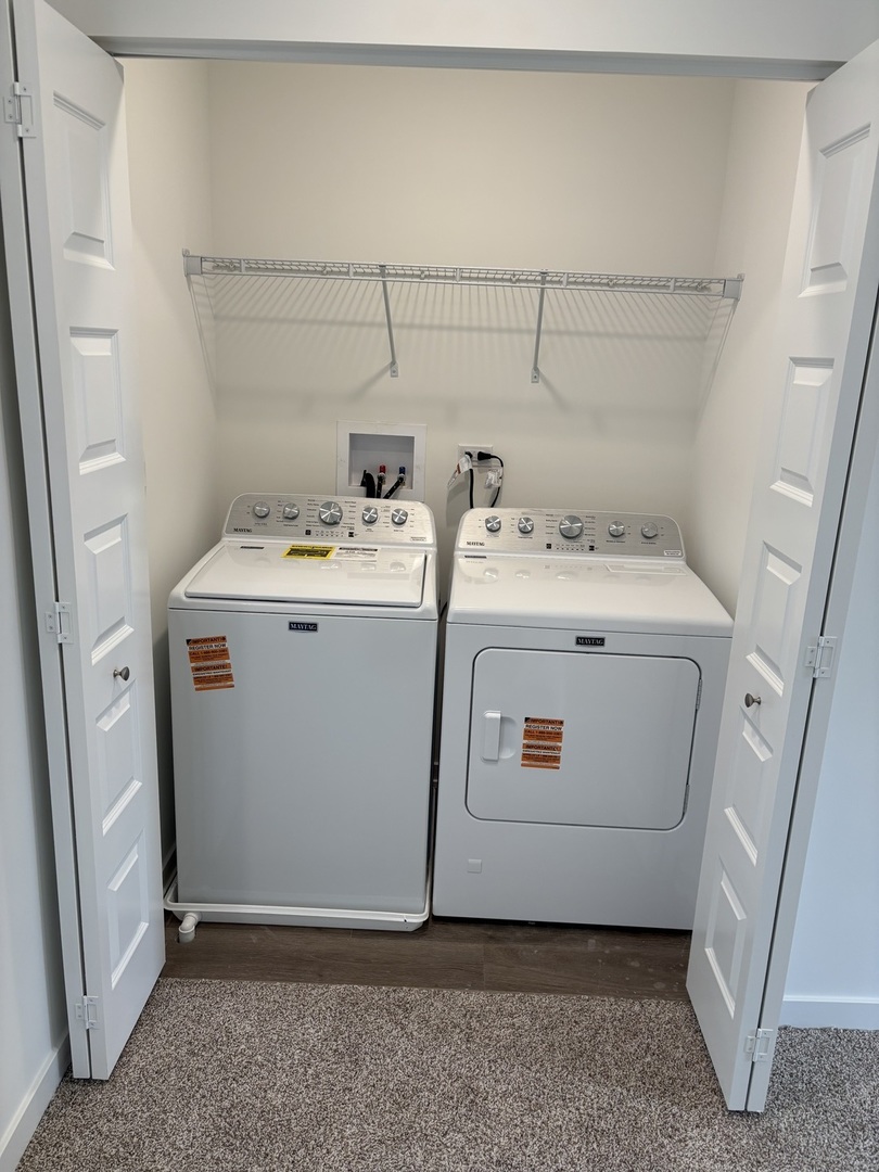 369 Summit Circle Lombard, IL 60148 - Photo 8 of 11 a utility room with dryer and washer