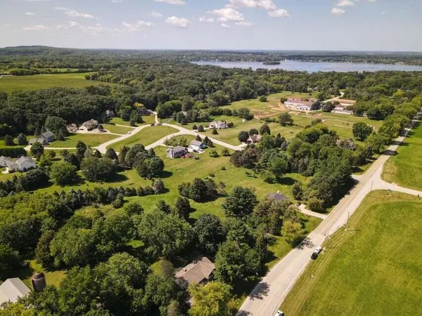 $3,400 | 2221 Highway 83, Delafield, WI 53029