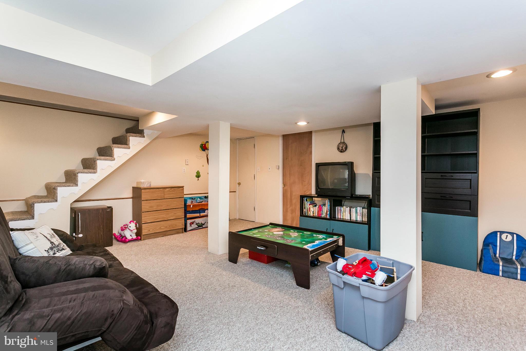 8 Dungarrie Road Catonsville, MD 21228 - Photo 25 of 30 Family Room