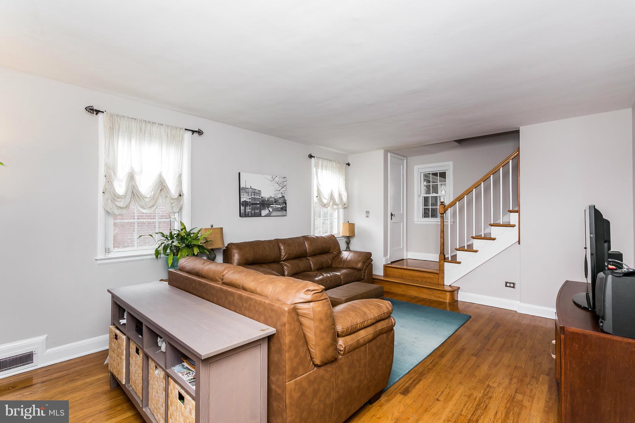 8 Dungarrie Road Catonsville, MD 21228 - Photo 5 of 30 Living Room