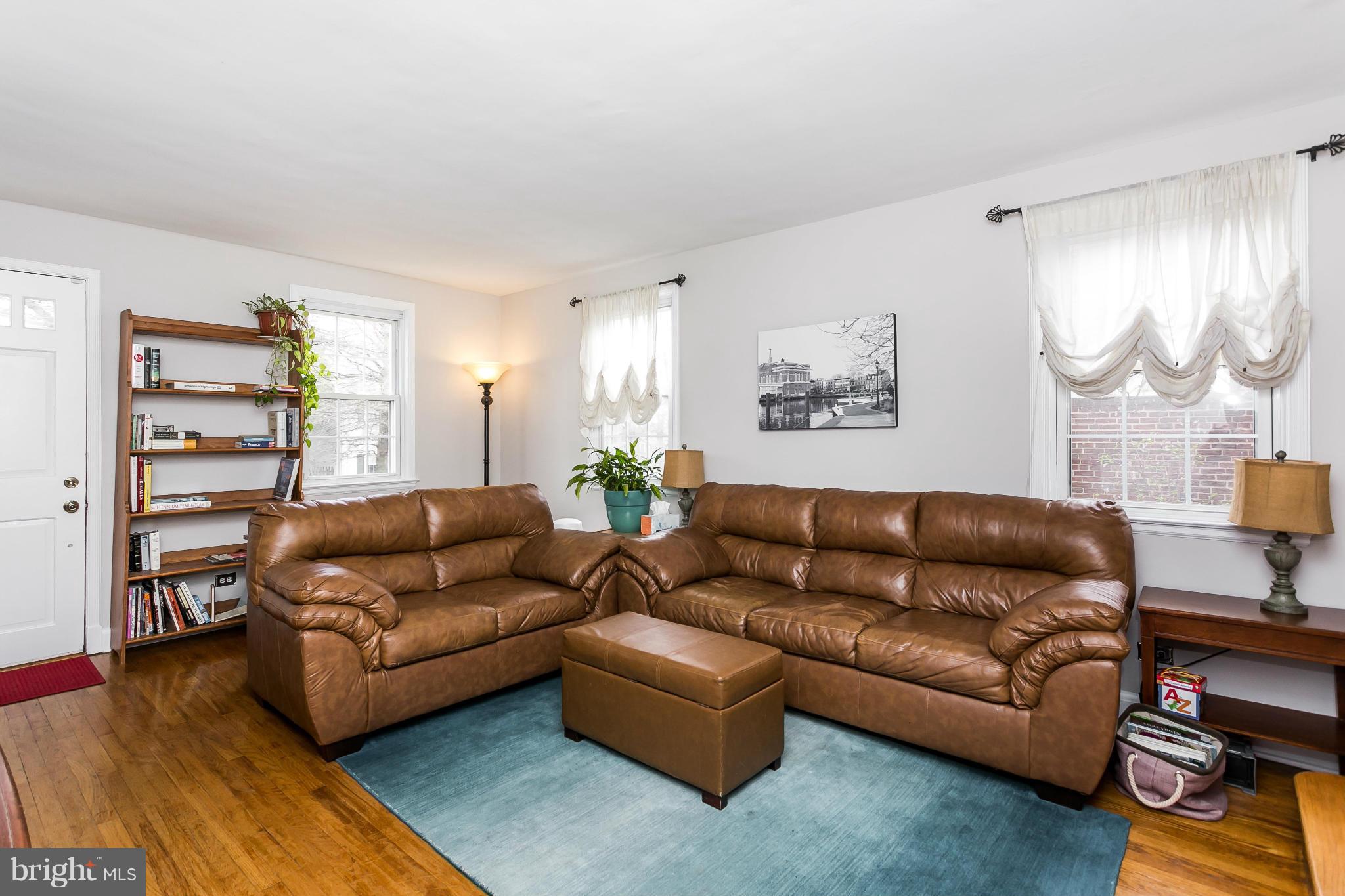 8 Dungarrie Road Catonsville, MD 21228 - Photo 6 of 30 Living Room