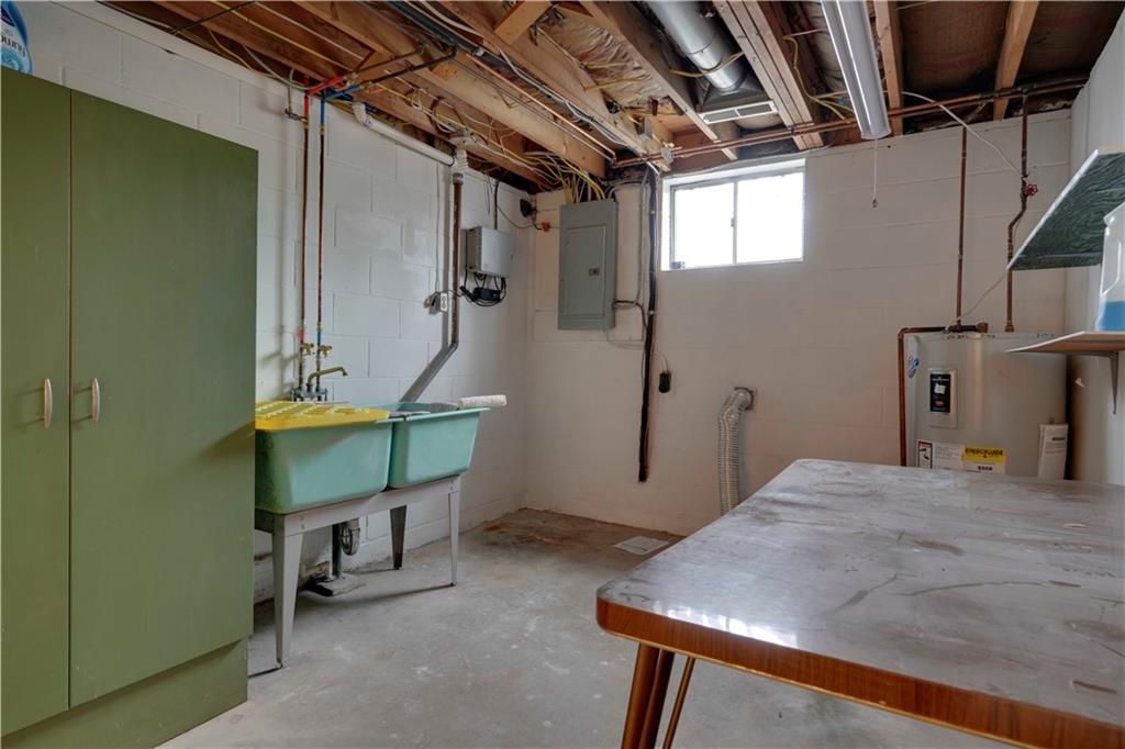 712 Ridge Avenue Pittsburgh, PA 15202 - Photo 25 of 32 a room with table chairs and wooden floor