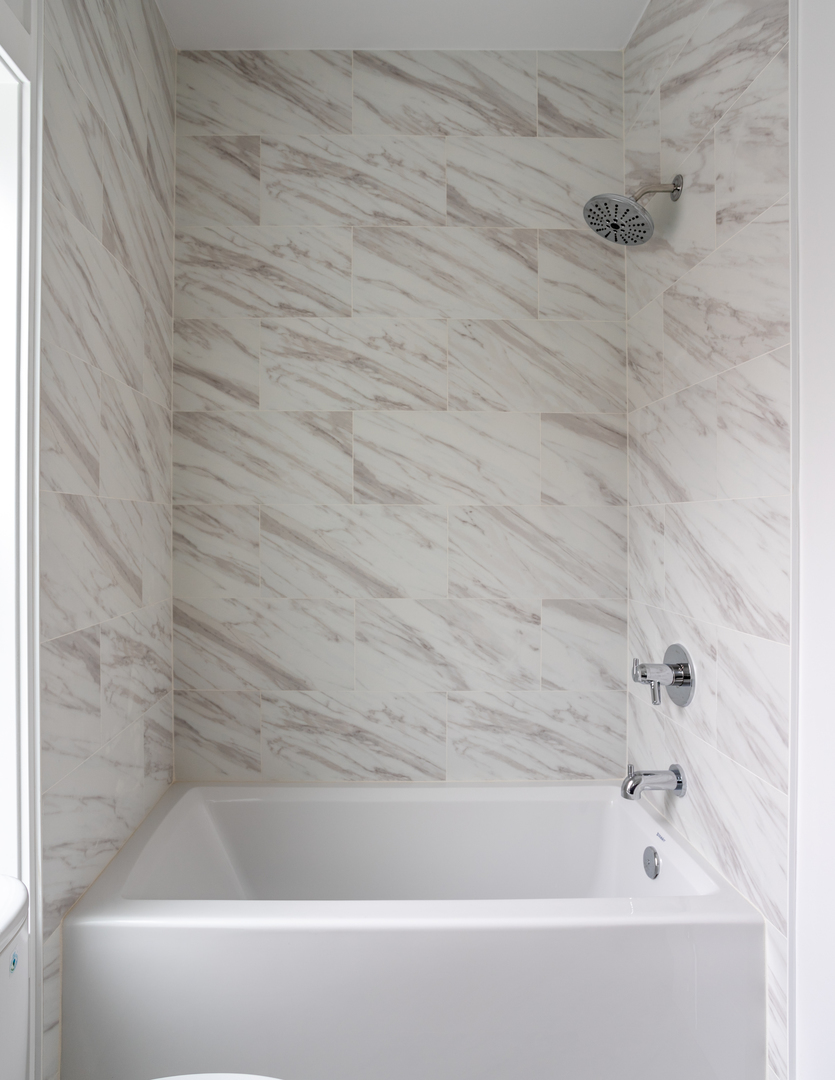 2228 West Lyndale Street Chicago, IL 60647 - Photo 21 of 23 a bathroom with a bathtub