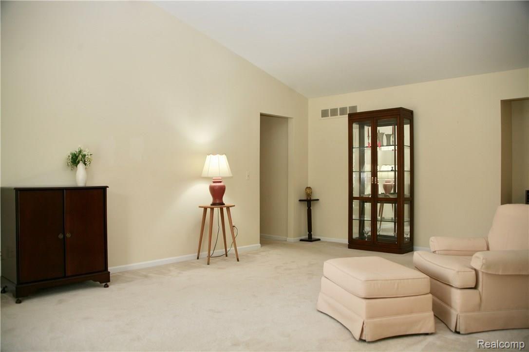 2193 London Bridge Drive Rochester, MI 48307 - Photo 2 of 12 fullsizeoutput_62.jpeg