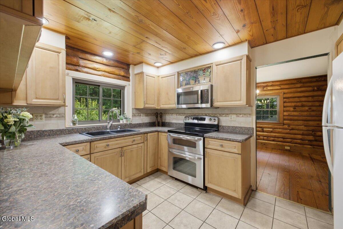 201 Burt Road Moreau, NY 12828 - Photo 13 of 26 06-005_IMG_2317