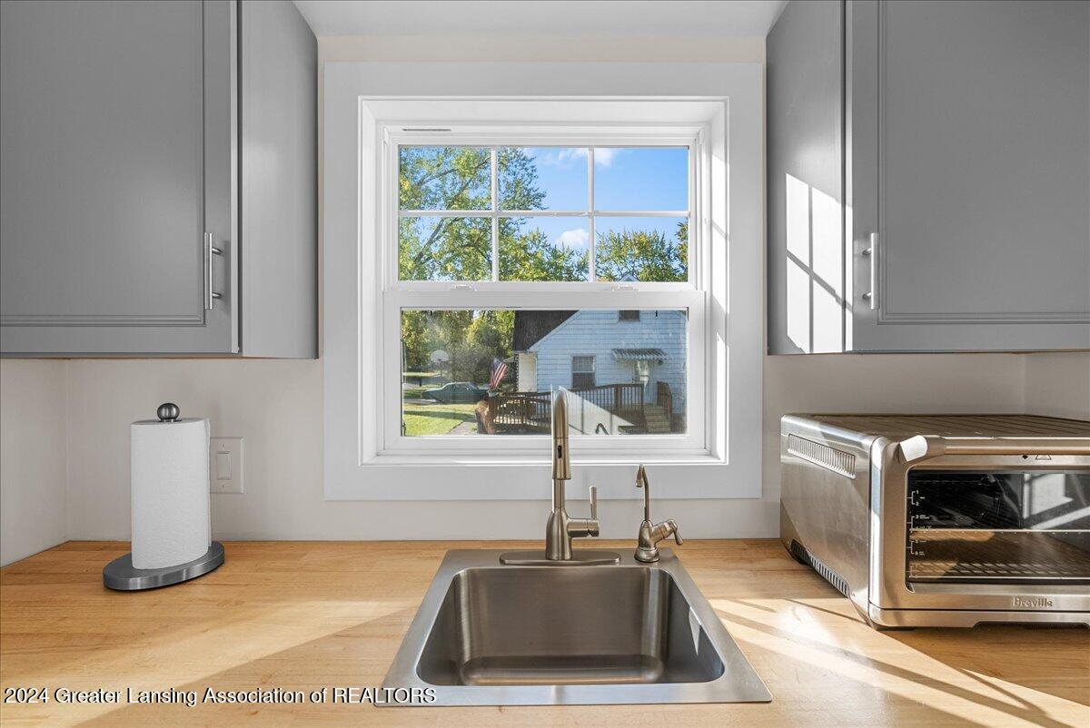 919 Maycroft Road Lansing, MI 48917 - Photo 10 of 58 Kitchen