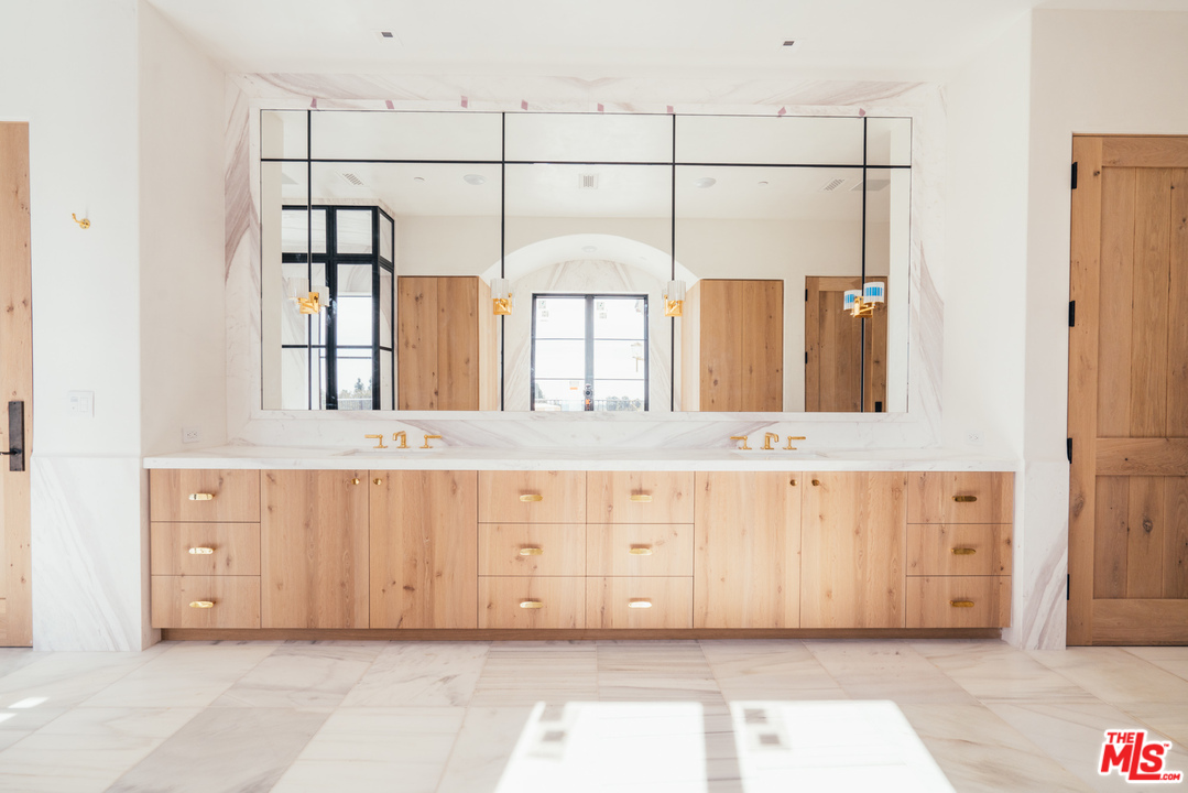 375 Fordyce Road Los Angeles, CA 90049 - Photo 13 of 26 a bathroom with a mirror and a shower