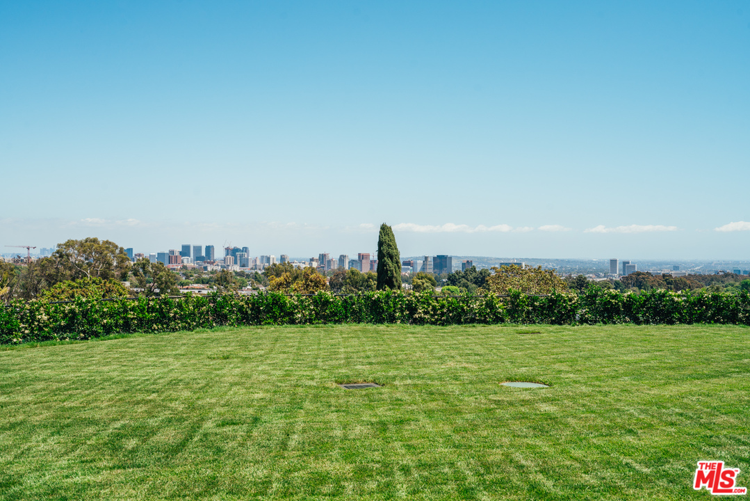 375 Fordyce Road Los Angeles, CA 90049 - Photo 20 of 26 a view of a garden