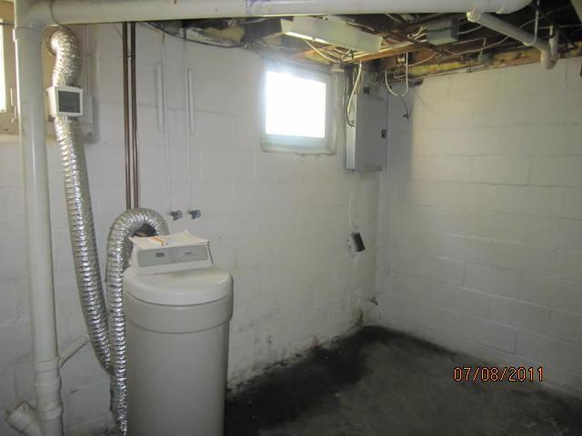 1032 Pershing Boulevard Clinton, IA 52732 - Photo 16 of 19 Gallery Image 16