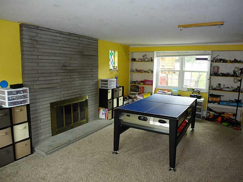 205 Thompsonville Road Canonsburg, PA 15317 - Photo 11 of 25 Living Room.