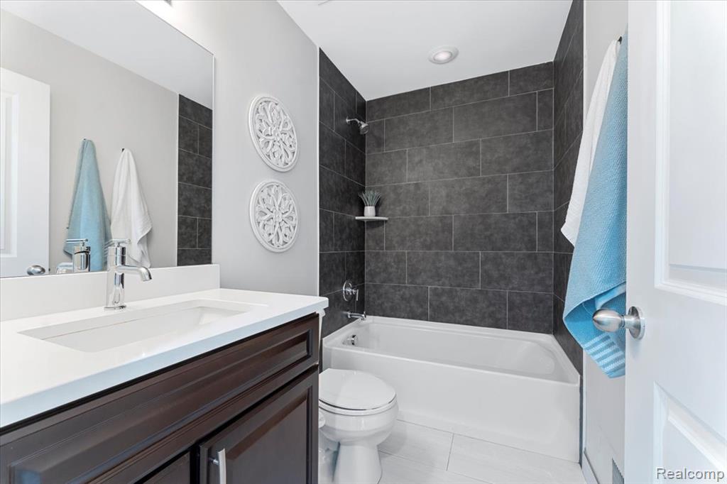 2937 East Square Lake Road Troy, MI 48085 - Photo 25 of 40