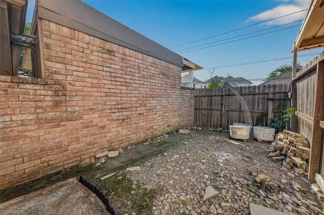 a view of a pathway with a backyard