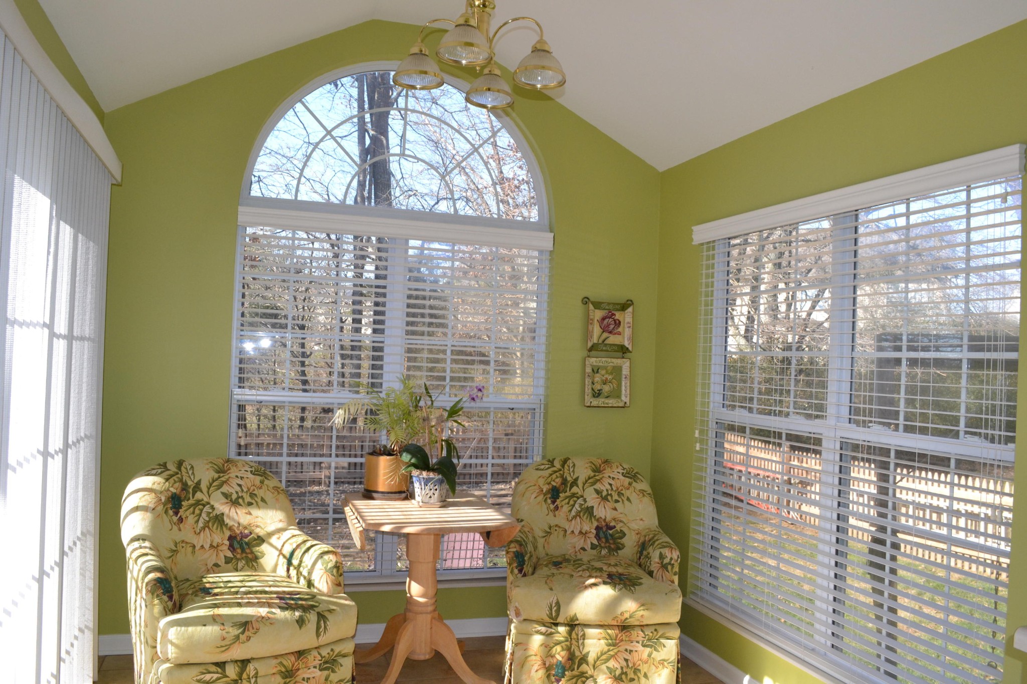 929 Station View Road Knoxville, TN 37919 - Photo 15 of 33 a living room with furniture and a large window