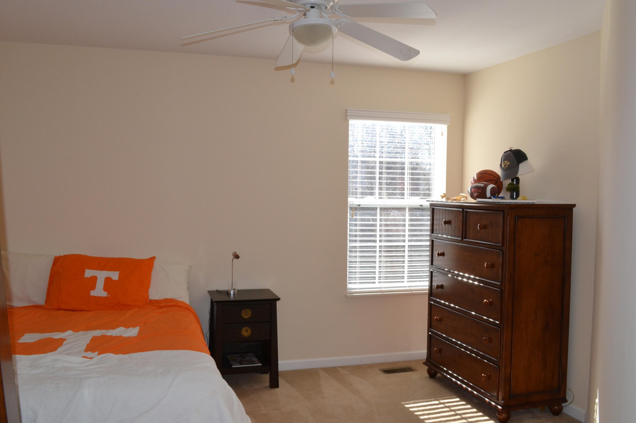 929 Station View Road Knoxville, TN 37919 - Photo 31 of 33 a bedroom with a bed and a window