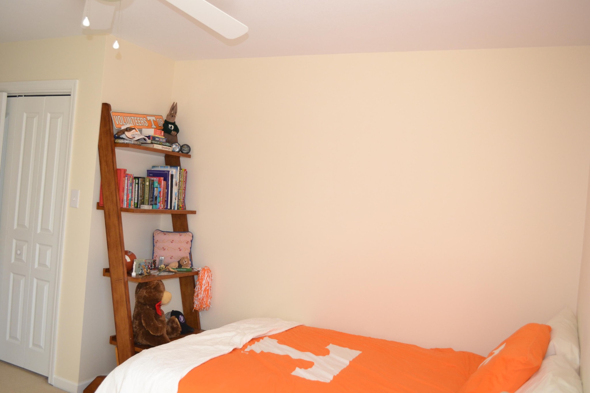 929 Station View Road Knoxville, TN 37919 - Photo 32 of 33 a bed room with a bed and a couch