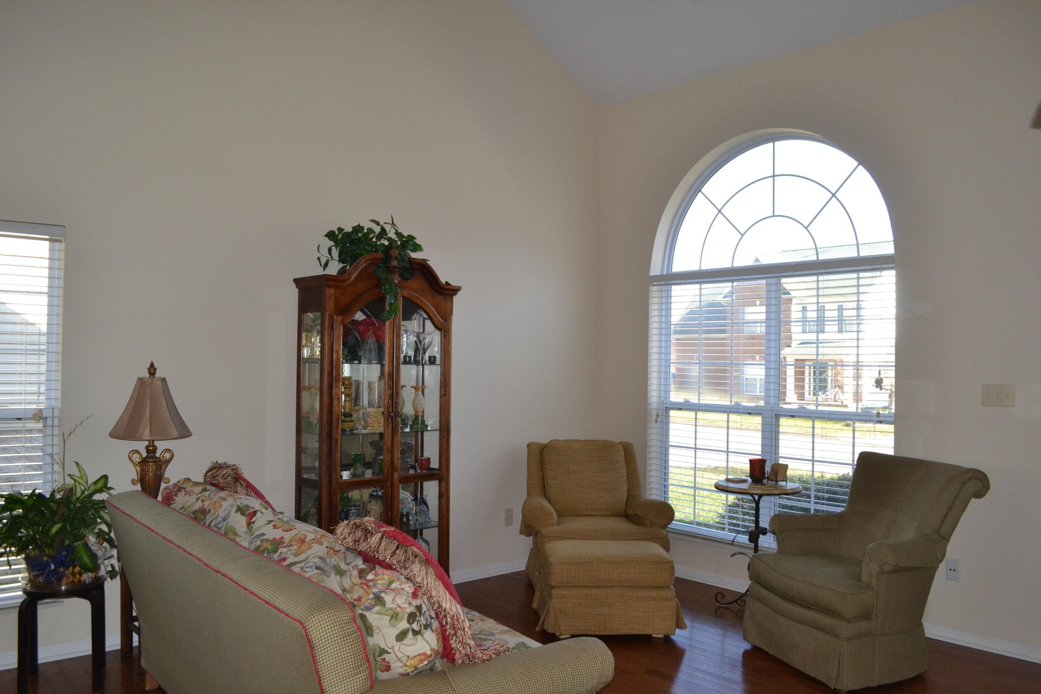 929 Station View Road Knoxville, TN 37919 - Photo 5 of 33 a living room with furniture and a window