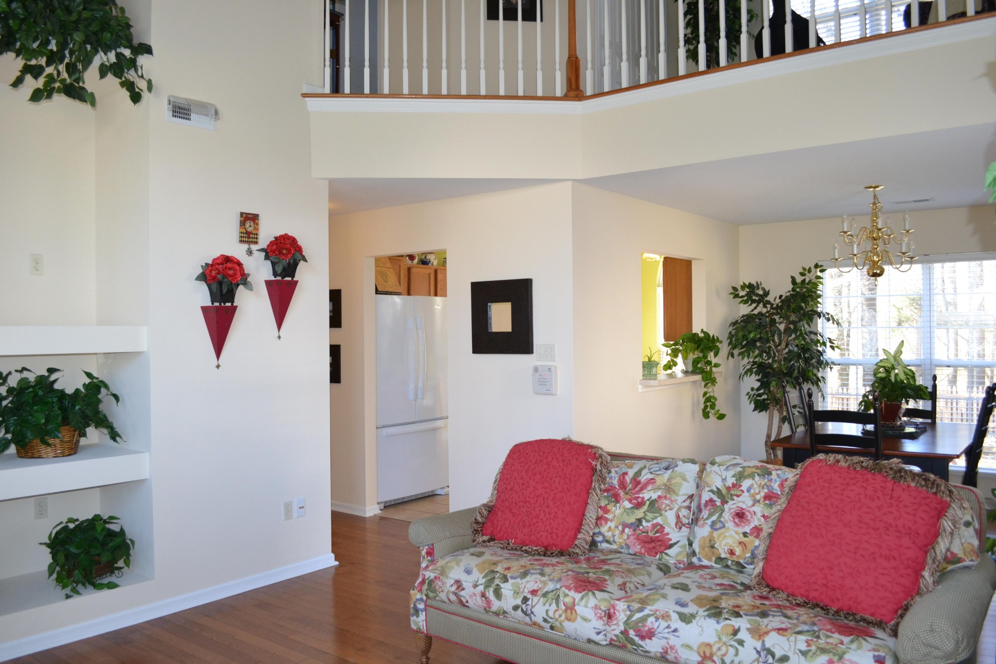 929 Station View Road Knoxville, TN 37919 - Photo 7 of 33 a living room with furniture and a potted plant