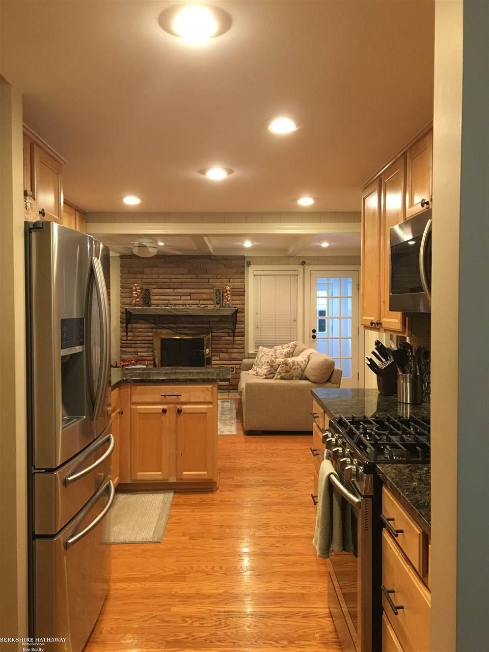 3402 Durham Road Royal Oak, MI 48073 - Photo 8 of 41 31363620-7.JPG