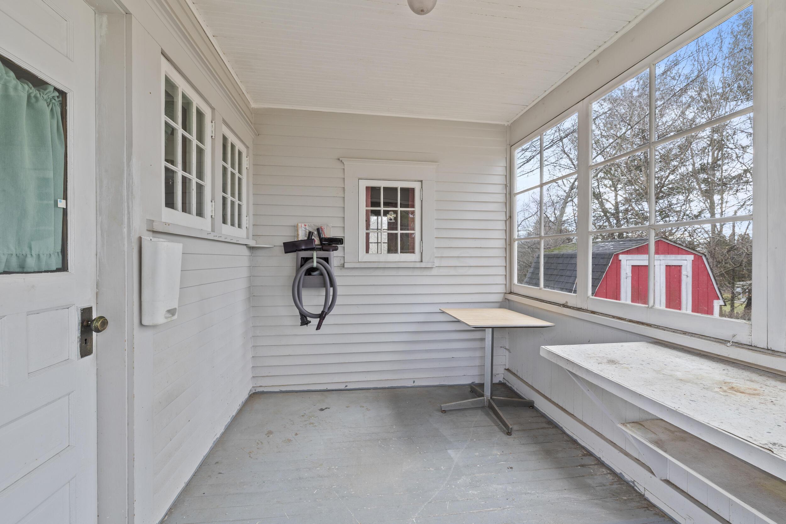 471 Beacon Road Newark, OH 43055 - Photo 23 of 23 27_enclosed back porch