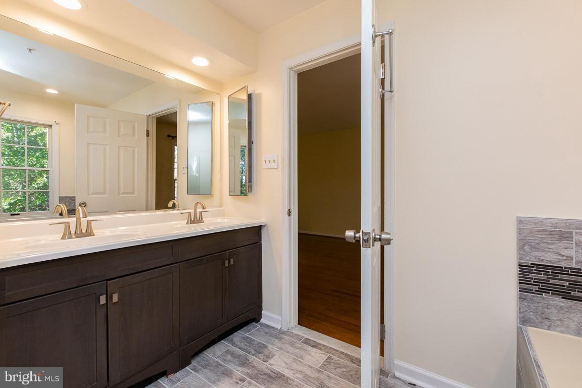 9223 Ispahan Loop Laurel, MD 20708 - Photo 13 of 25 Bath (Master)