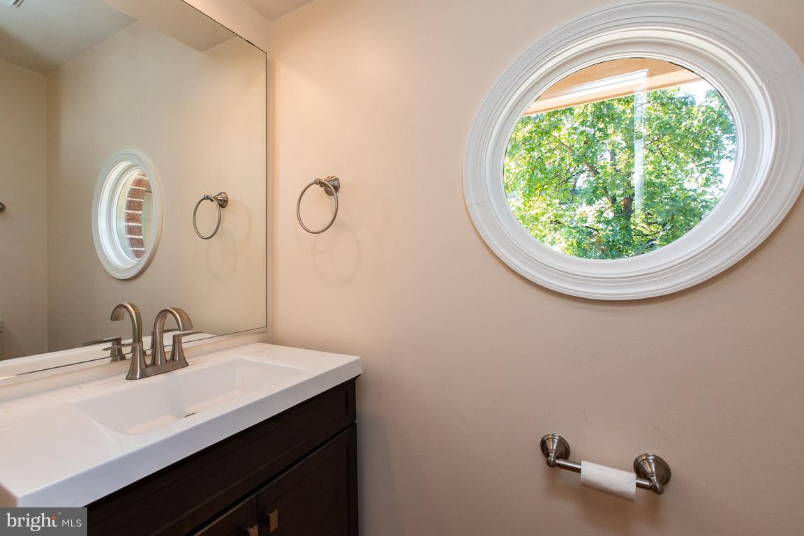 9223 Ispahan Loop Laurel, MD 20708 - Photo 3 of 25 Bath