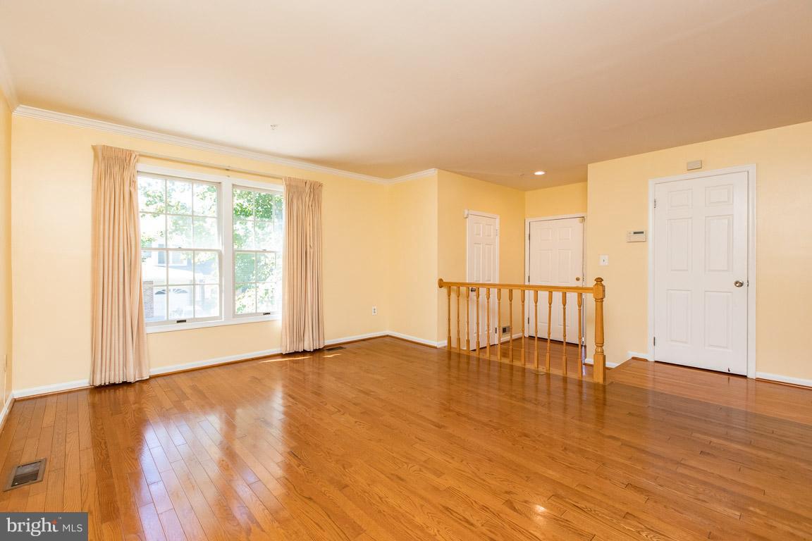 9223 Ispahan Loop Laurel, MD 20708 - Photo 5 of 25 Living Room