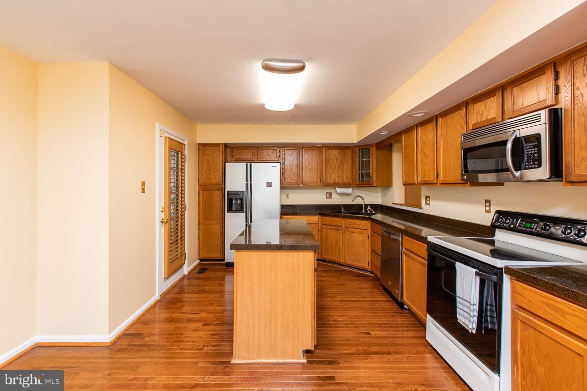 9223 Ispahan Loop Laurel, MD 20708 - Photo 8 of 25 Kitchen