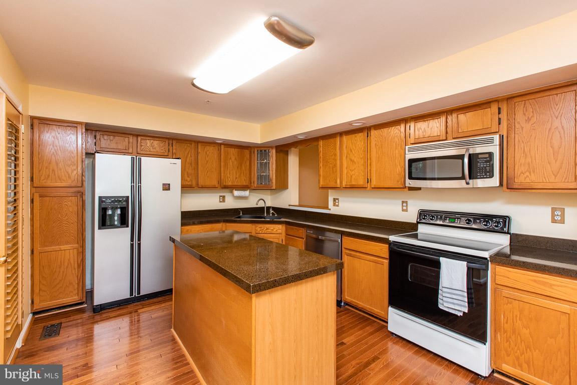 9223 Ispahan Loop Laurel, MD 20708 - Photo 9 of 25 Kitchen