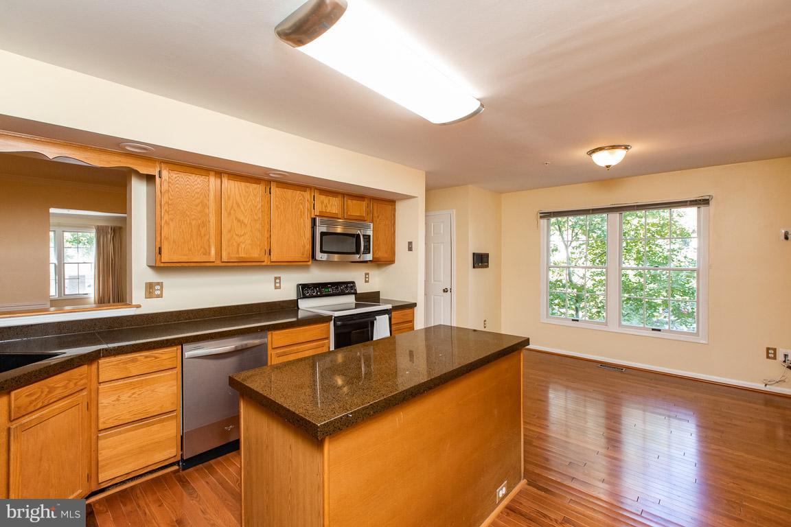 9223 Ispahan Loop Laurel, MD 20708 - Photo 10 of 25 Kitchen