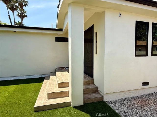 a view of entryway with a front door