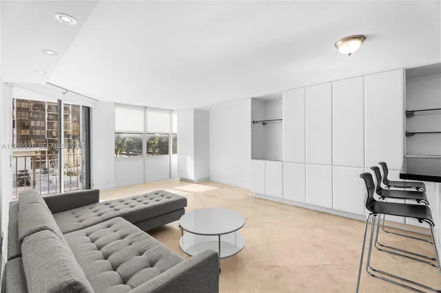 $3,000 | 1901 Brickell Avenue, Unit B407, Miami, FL 33129