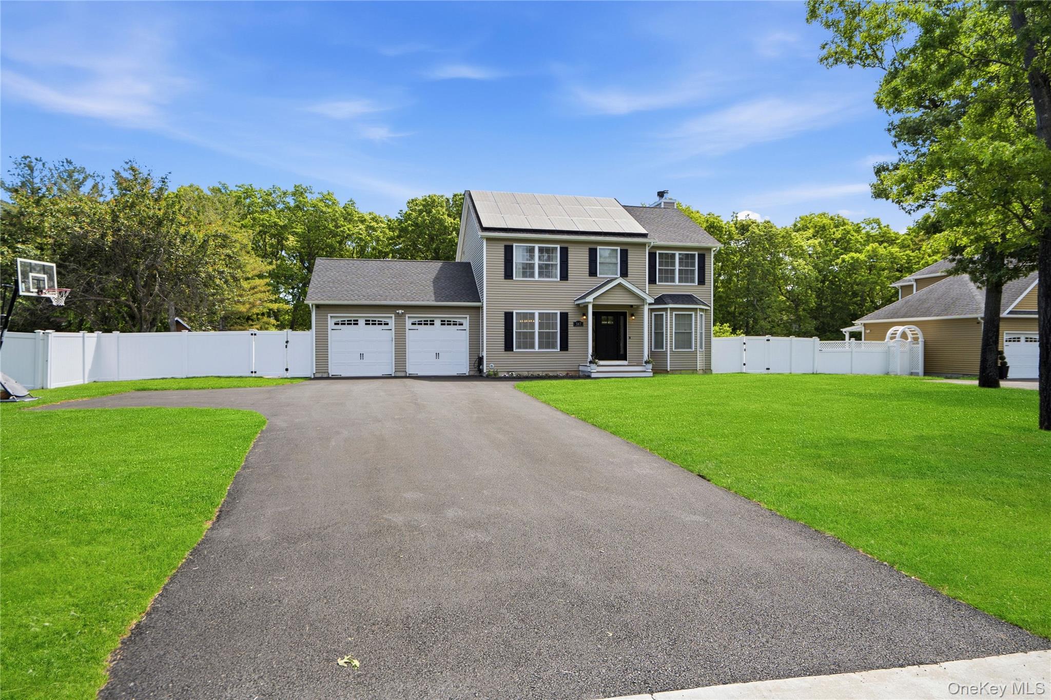 587 Blue Point Road Holtsville, NY 11742 - Photo 5 of 38