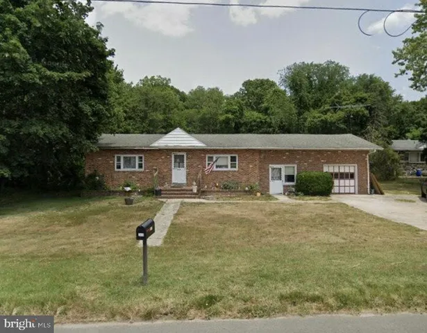 a front view of house with yard nad seating space