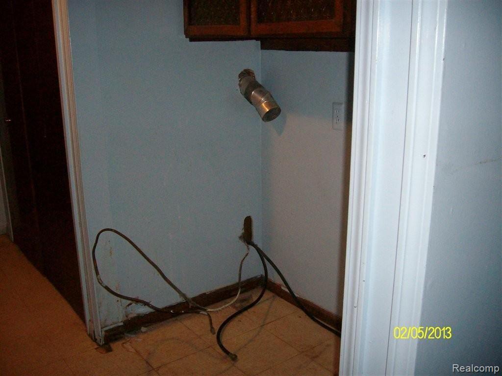 9995 Kress Road Pinckney, MI 48169 - Photo 16 of 16 kress laundry area.jpg