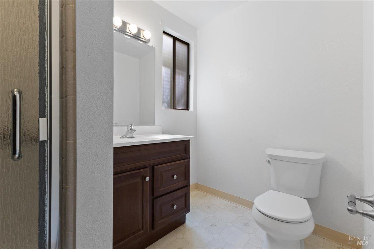 920 Shady Oak Drive Santa Rosa, CA 95404 - Photo 27 of 37 a bathroom with a toilet a sink and mirror