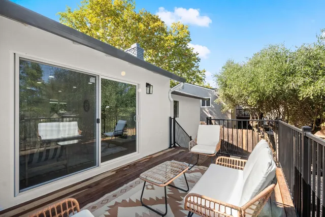 a view of backyard of the house