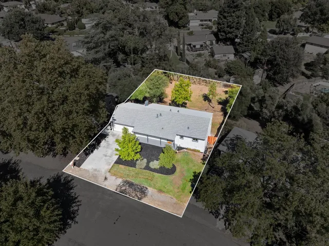 an outdoor space with lots of houses