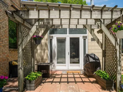 a view of entryway with a front door